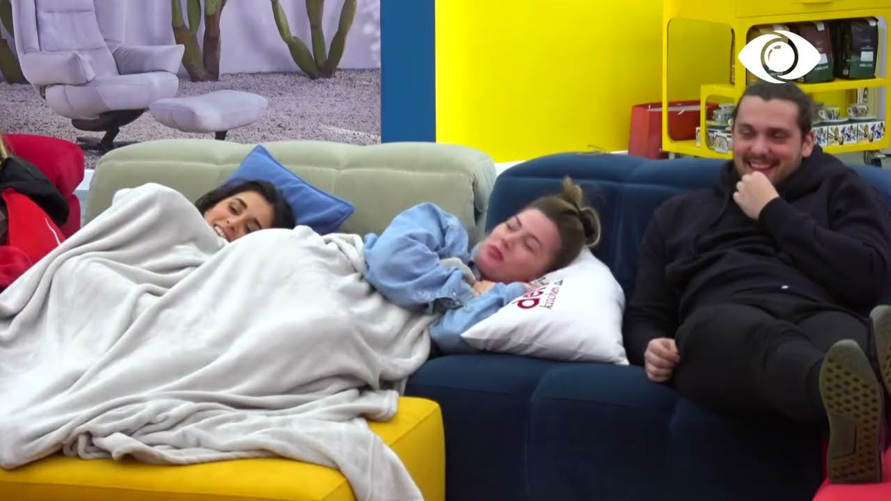 Banorët shohin në monitor darkën e të nominuarve, disa i zë gjumë