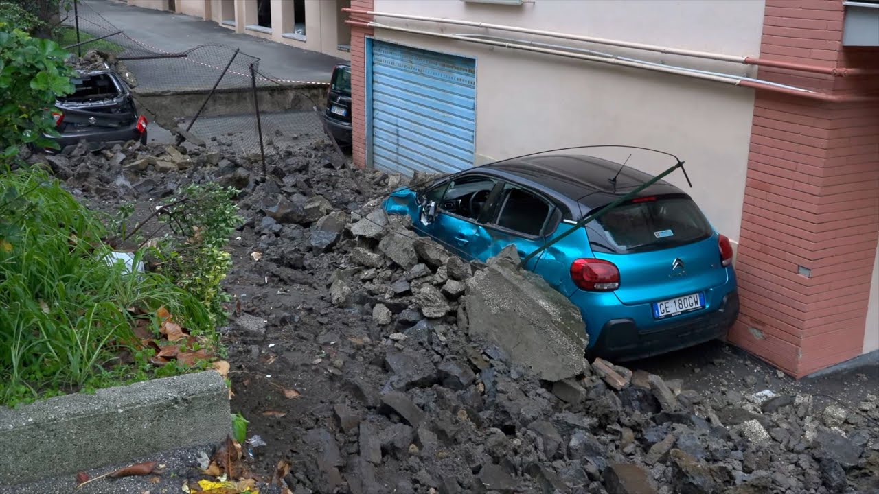 Maltempo nel napoletano, crolla muro a San Giorgio a Cremano, nella frana danneggiate autovetture