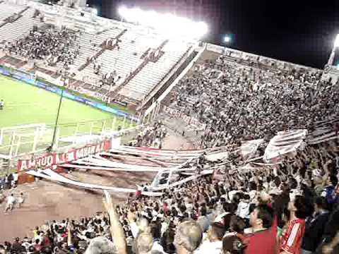 "Venga un aplauso para ésta hinchad" Barra: La Banda de la Quema • Club: Huracán