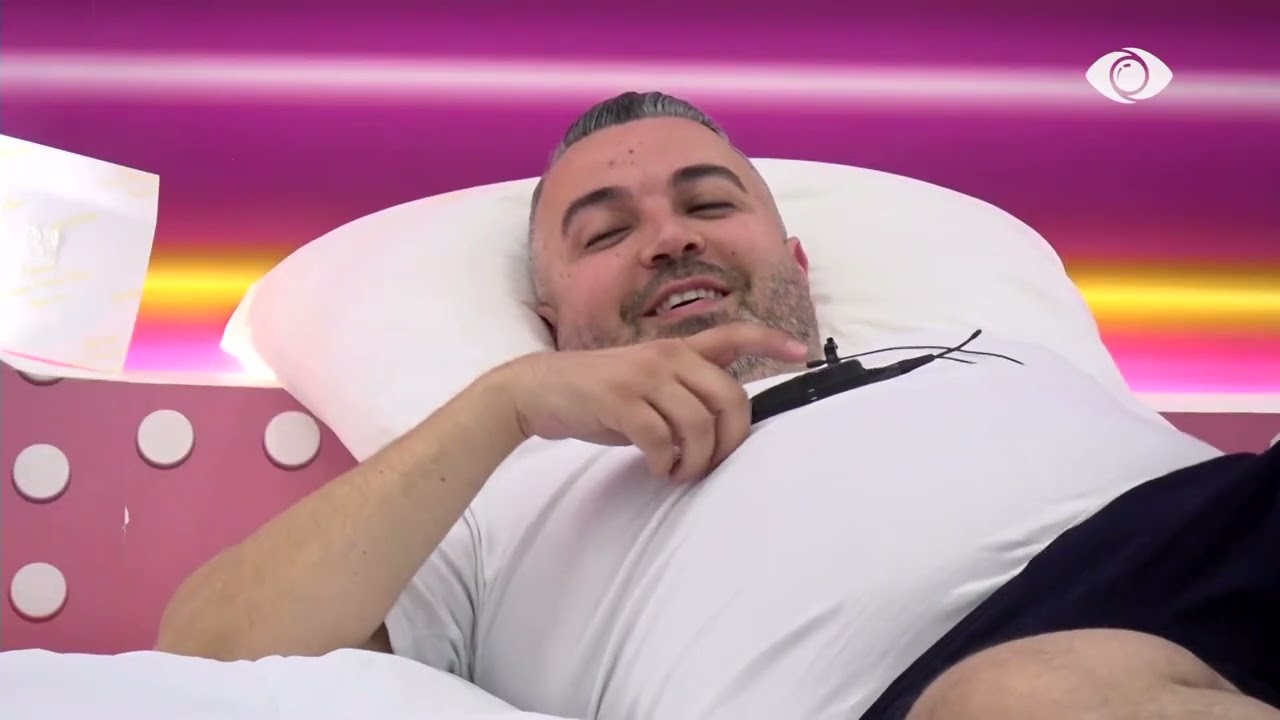 Mateo tenton të nxjerrë valixhen nga pishina, ndërhyn Angelo: Mos e prek është e imja