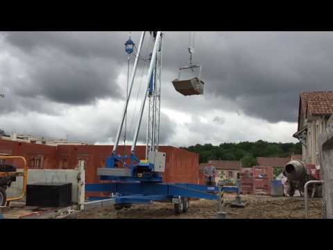 Ets Mazeau SA : grue tractable MIDI 15/15 avec lests embarqués  - Towable crane by a light vehicle