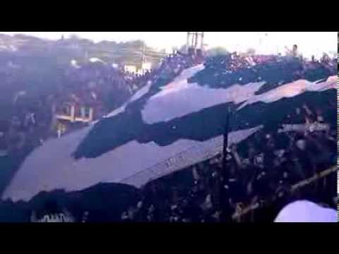 "Recibimiento de la hinchada a Chaco For Ever. Una fiesta albinegra!" Barra: Los Negritos &bull; Club: Chaco For Ever