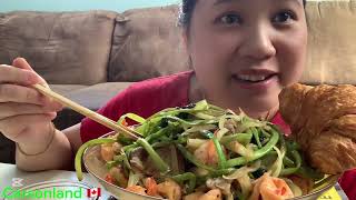 Ra vườn hái bông bồ công anh vô xào thịt ba chỉ với tôm ăn còn hơn rau má nữa 🥰🥰🥰