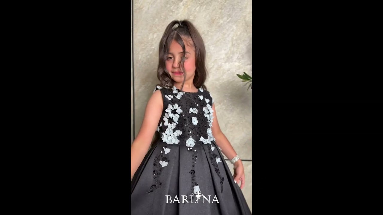 فستان أسود بناتي مزين بورود سماويه - سنتين