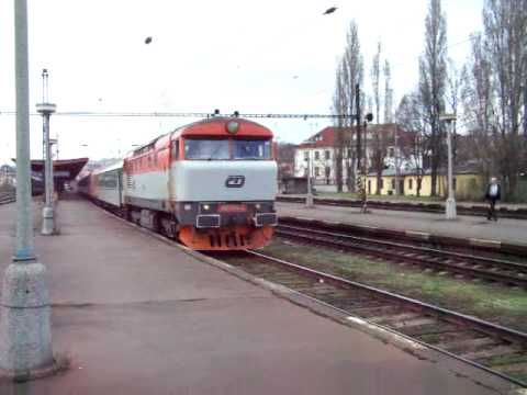 749006 na čele R 1143 při rozjezdu do DKV Praha - Praha Vršovice - 3.4.2010.