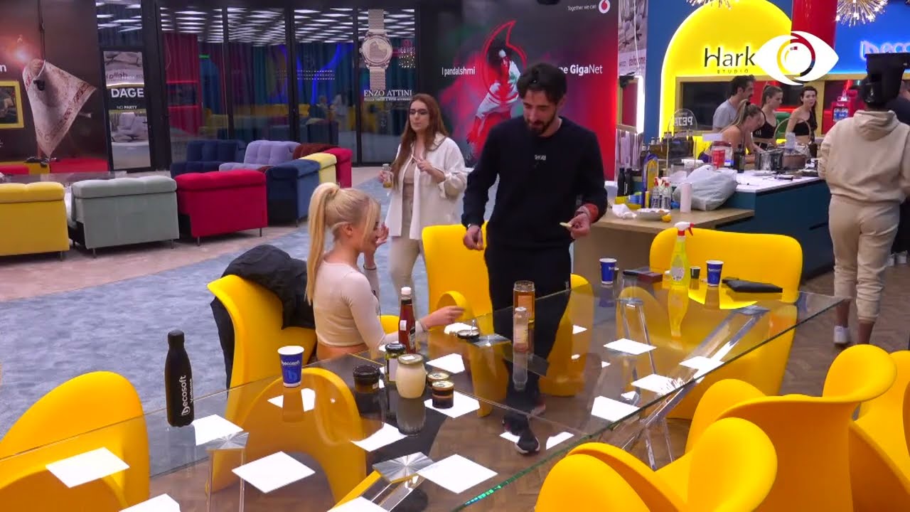 Banorët mblidhen në kuzhinë/ Xhoni dhe Dea provojnë qepë me mjaltë