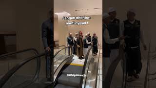 Download lagu MasyaAllah! Reaksi Buya Yahya saat tiba-tiba disamperin jamaah untuk berfoto #shorts #buyayahya mp3