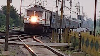 preview picture of video 'Mega Offlink AJNI WAP-7 : Nizamuddin - Singrauli Express Arrives Khurai Railway Station'