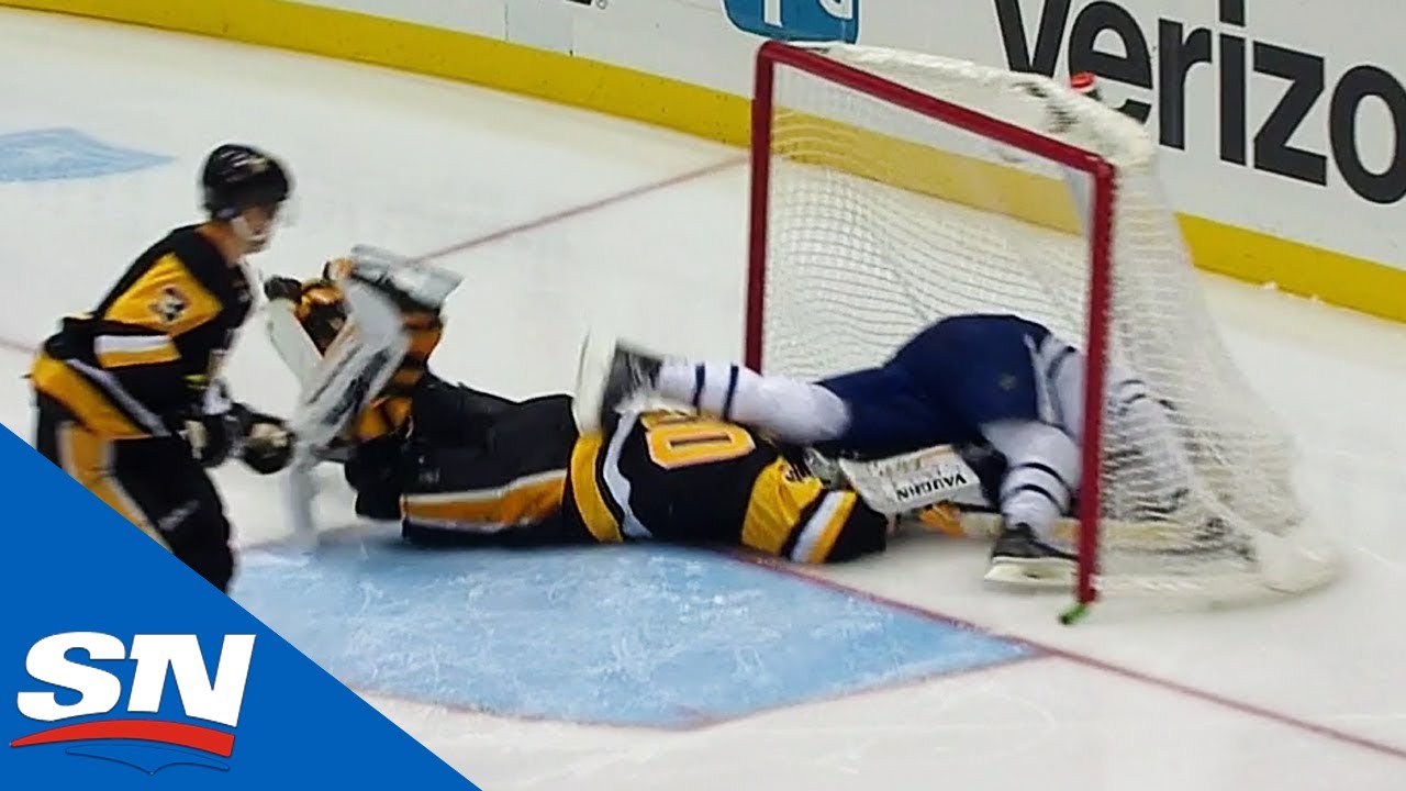 Vidéo: Patrick Marleau a FONCÉ sur Matt Murray....