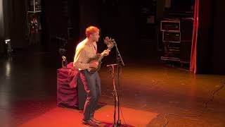 Chris Thile « God Is Alive Magic Is Afoot » (Leonard Cohen) @ Trianon (Live Paris 2022)