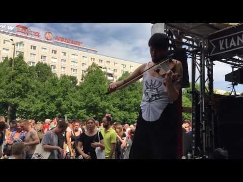 Paul Klatt auf dem Klangkost Wagen beim Zug der Liebe