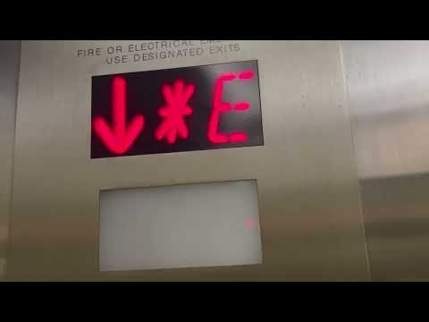 Modded US?? Hydraulic Platform Elevator at Farragut North Metro Station - Washington DC
