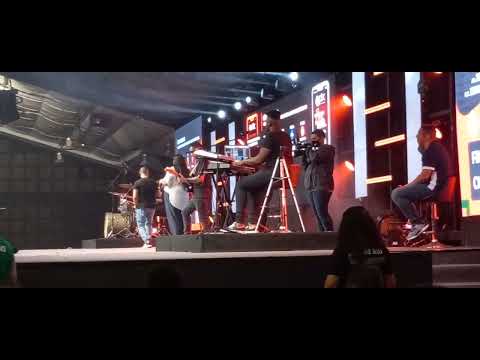 Fabiana Sinfrônio e André Leono cantando O que a tua glória fez comigo