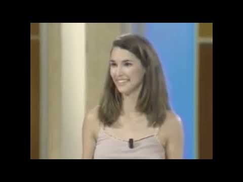 Eglantine Emeye quand elle remonte on voit sa petite culotte blanche