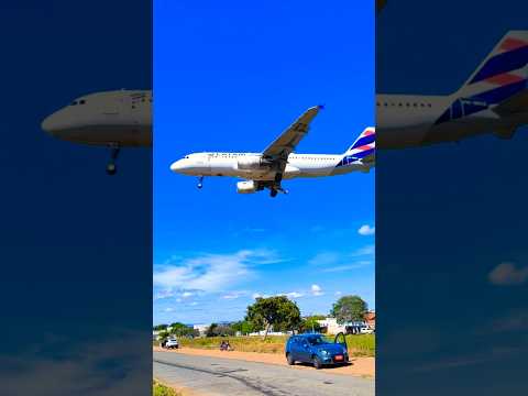 Pouso do Airbus a320 Latam no aeroporto de Caldas Novas