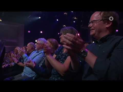 Johann König nimmt "Nuhr im Ersten"-Publikum hops