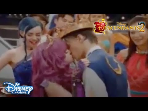 Descendants 2 (Clip 'Serious Kiss of Ben and Mal')