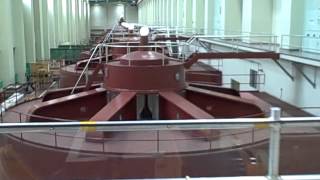 preview picture of video 'Grand Coulee Dam tour -- left powerhouse generator'