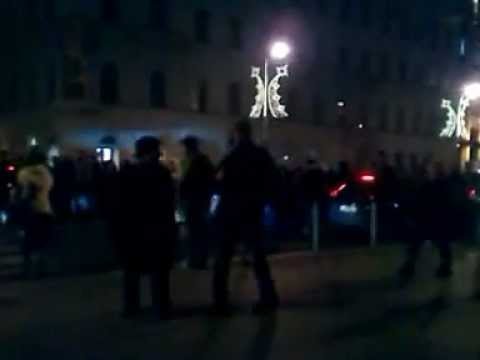 12.12.12.diáktüntetés Deák tér,aki dudál....