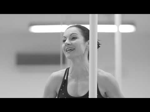 Elena Gibson teaching a pole workshop in Italy ("Instructor of the Year" awarded by IPDFA)