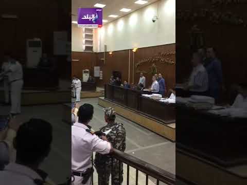 واقفا أمام المحكمة.. لحظة الحكم على كريم الهواري في حادث الشيخ زايد