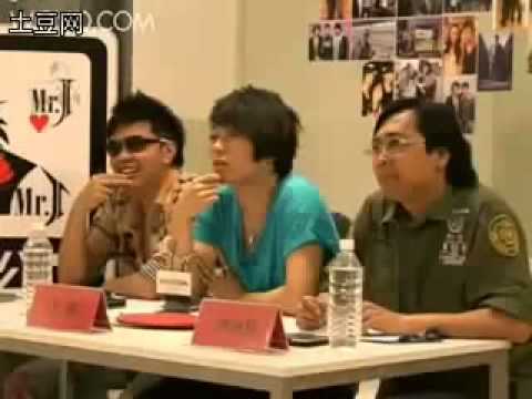 搞笑！某选秀女不满评委，愤怒将胸罩扔向评委！