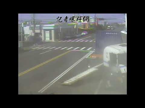 Um caminhão de reboque na cidade de Miaoli Zhunan bateu na estrada por razões desconhecidas, atingiu uma residência particular e sete carros.