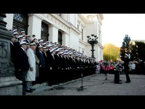 Studentsångarna sjöng in våren