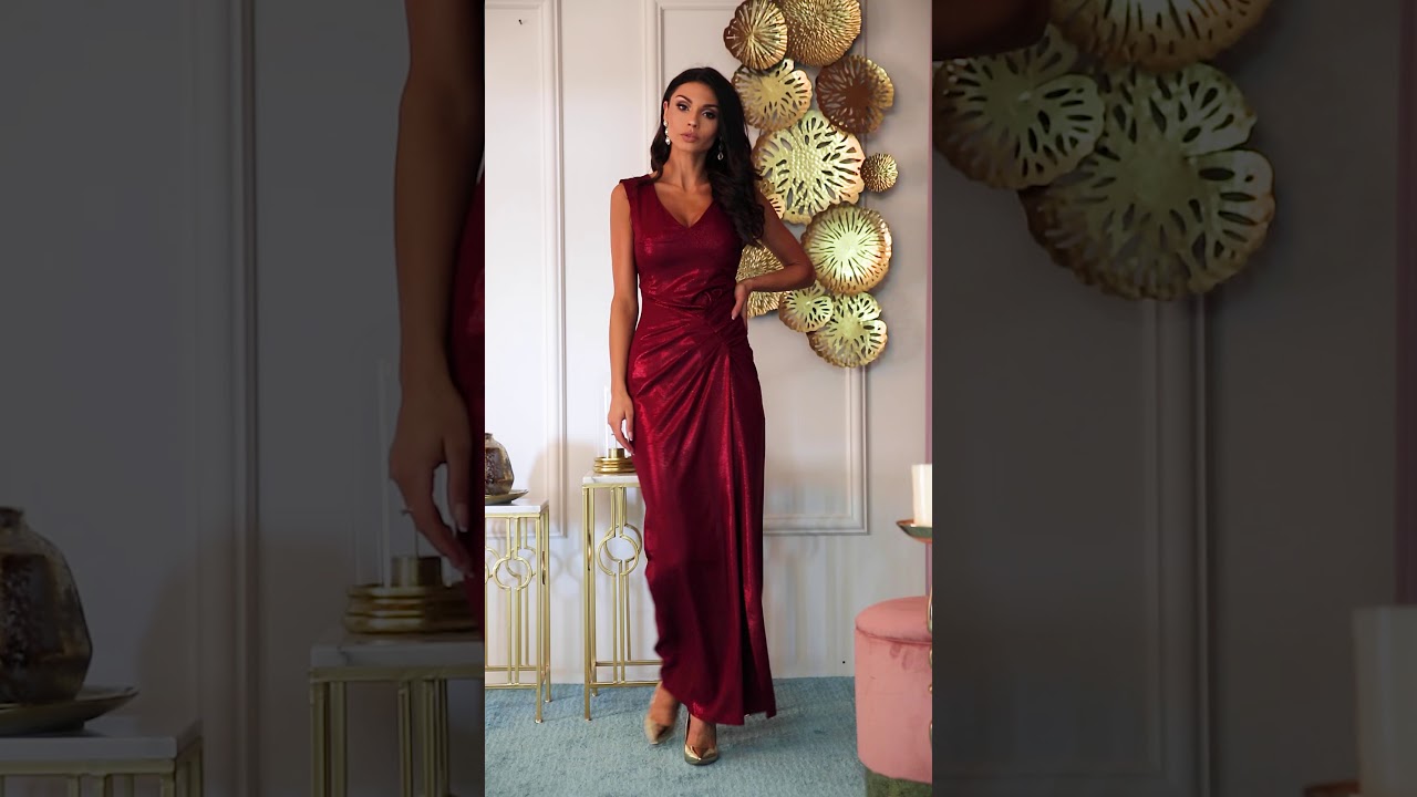 Sukienka Jennifer bordowa - długa, błyszcząca z rozcięciem