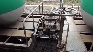 【がんっ（衝撃音）】貨物列車が発車する瞬間の貨車の衝撃