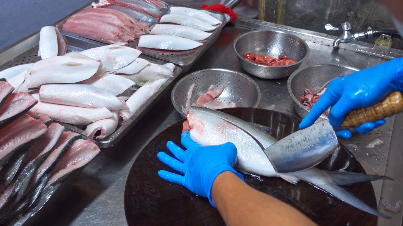 Amazing skill！The amazing speed of a milkfish-cutting MASTER / 令人驚嘆的技巧！超速虱目魚切割大師 - Taiwan Food