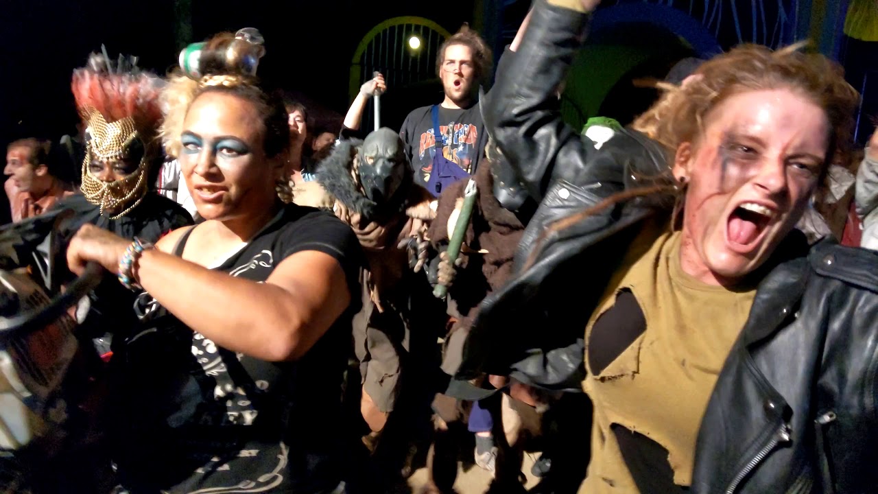 Et ils nous ont livré une très belle surprise finale avant de quitter les lieux ! Et on était aux premières loges pour mourir !

Voilà donc pour les HFN. Un très bel event proposé par Walibi avec des animations plutôt qualitatives et des acteurs très bien maquillés dans l'ensemble. Même si on finit par ne plus avoir réellement peur, on s'amuse beaucoup dans chaque maze et scarezone, où une certaine tension est palpable.
Je regretterai un tout petit peu le jeu des acteurs en général, où il est impossible de les provoquer pour qu'ils nous courent derrière comme j'aime le faire à Europa Park. Mais cela ne concerne bien que moi-même 😛

Si vous souhaitez (re-)découvrir toutes les attractions de Walibi Holland en photos avec nos points de vue et autres trucs, continuez la lecture ! 😉