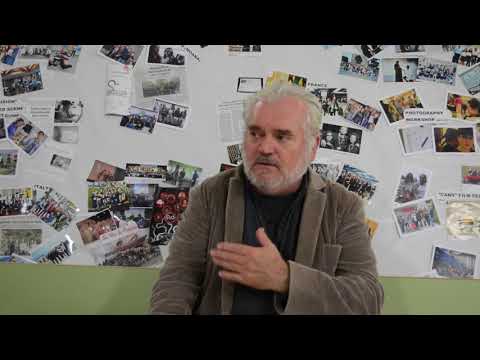 Vídeo: Entrevista a Celso Parada tras a representación de <cite>House desaforado</cite> e a asistentes á representación. Equipo Saftas Erasmus +  IES As Barxas