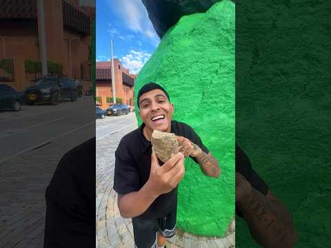 Tengo que colocar esta piedra en lo alto #humor #comedia ￼