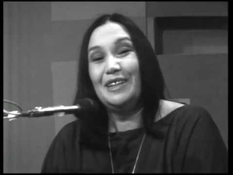 Naomi Shemer - Nurit Galron - "Atzuv Lamut Be'emtza Hatamuz" - עצוב למות באמצע התמוז