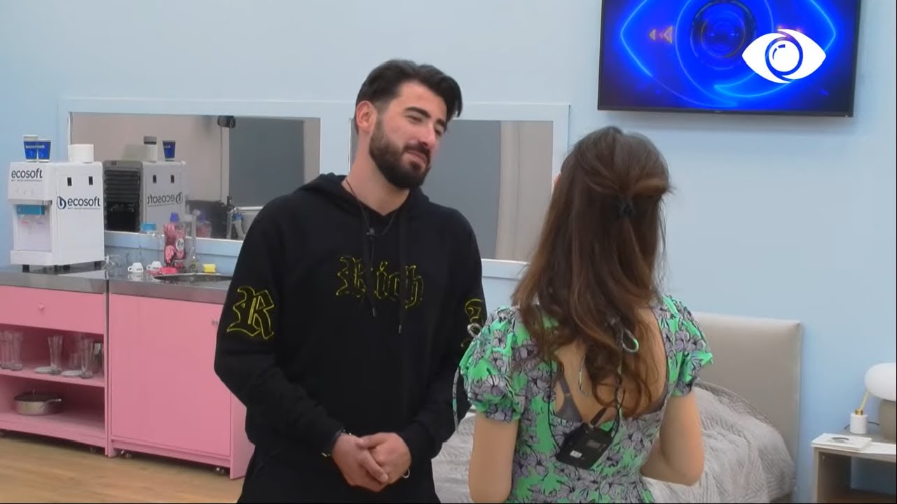 Duke u kujdesur për bebin, Xhoni përqafon Diolën