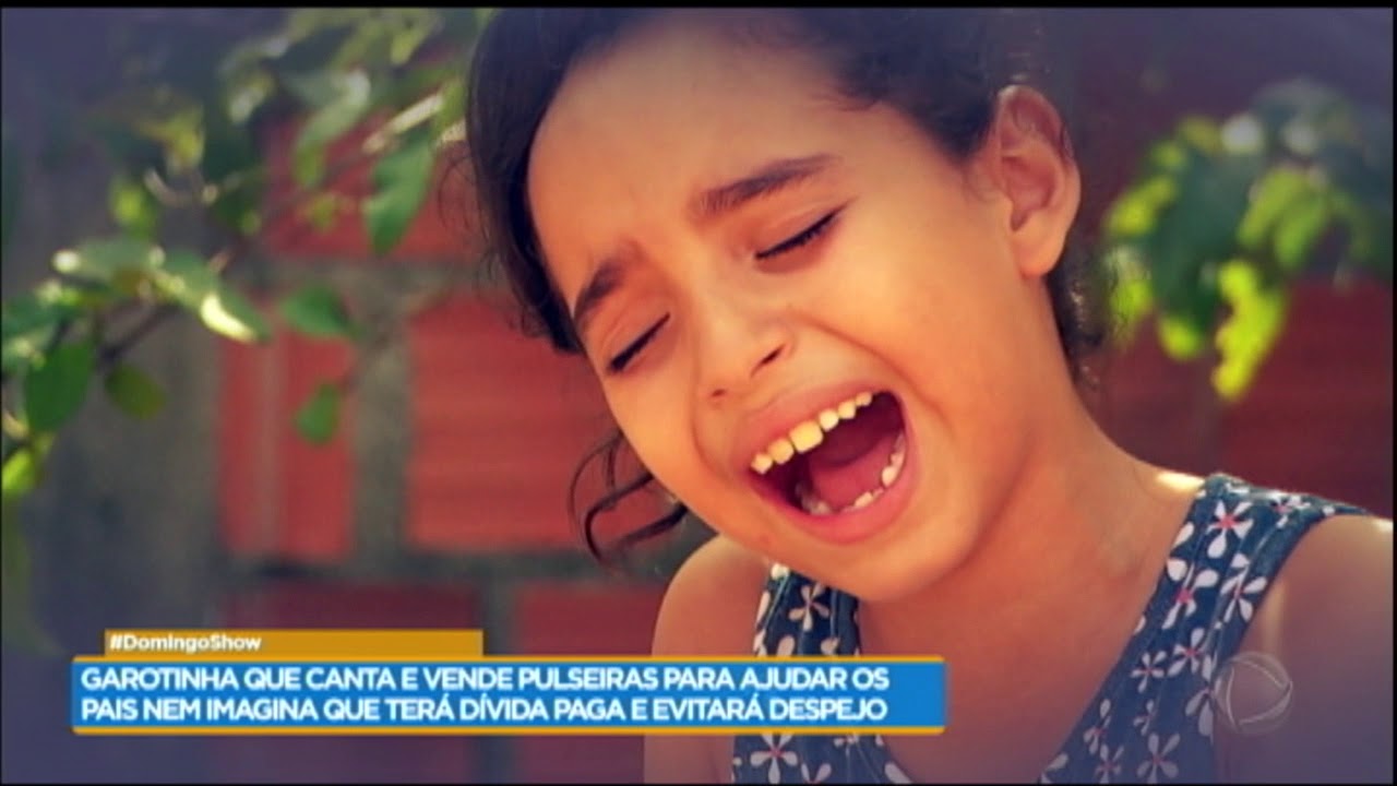 Conheça Kiara, a cantora que vende pulseiras para ajudar os pais