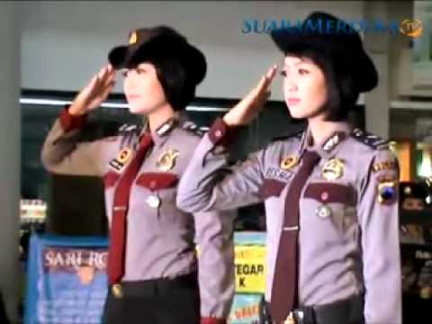 Aksi Polwan cantik di Atas Catwalk