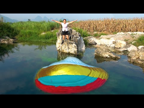 For the sake of high-end pearls, beautiful women hold onto large stones and sink into deep pools