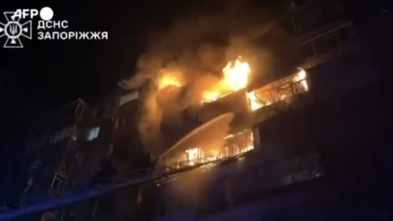 Drone contro un grattacielo a Zaporizhzhia, soccorritori al lavoro