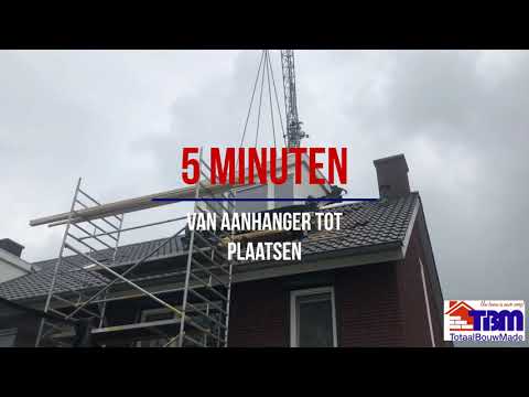 Het plaatsen van een dakkapel welke in onze eigen werkplaats traditioneel is gemaakt.