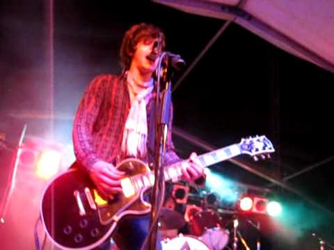 The Brew - Kurt Stagediving & A Million Dead Stars (Hamm Open Air) Live