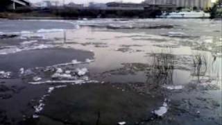 preview picture of video 'Ледоход на р. Тура. Тюмень, 2009-04. Debacle, Tura river. Tyumen, 2009-04'