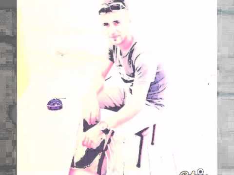 Demet akalın alt dudak