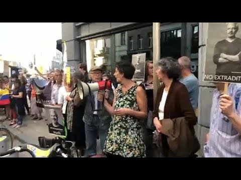 اعتصامٌ أسبوعيٌ أمام السفارة البريطانية في بروكسل للمطالبة بالإفراج عن جوليان أسانج…