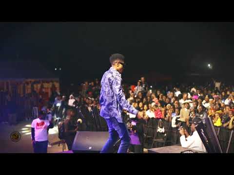 Jae cash APA ILI SO  PERFORMING  ON STAGE