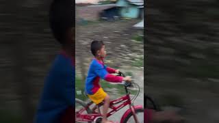 Download lagu video lucu anak jatuh dari sepeda motor ga bisa nge rem 🤣🤣🤣🤣 #memes #videoshort #ngakakkocak mp3