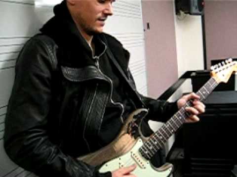 John Mayer plays his Black One strat at Berklee
