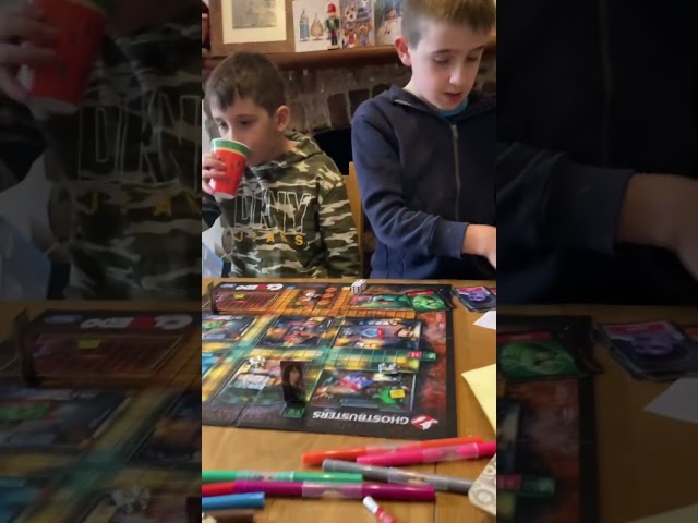 Vídeo relacionado con Clue: Ghostbusters Edition Game, Cooperative Board Game for Kids Ages 8 and Up; Players Can Team Up to Battle Ghosts