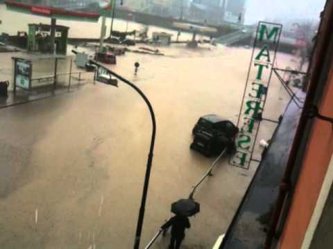 ALLUVIONE A GENOVA  VIA CANEVARI BORGO INCROCIATI DOPO